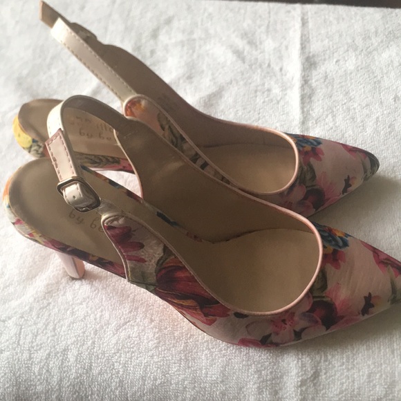 Ann Marino by Bettye Mullec Flowered Fabric Pumps. NIB New. - Picture 2 of 5